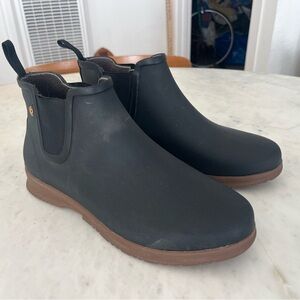 BOGS Women Black Chelsea Boots